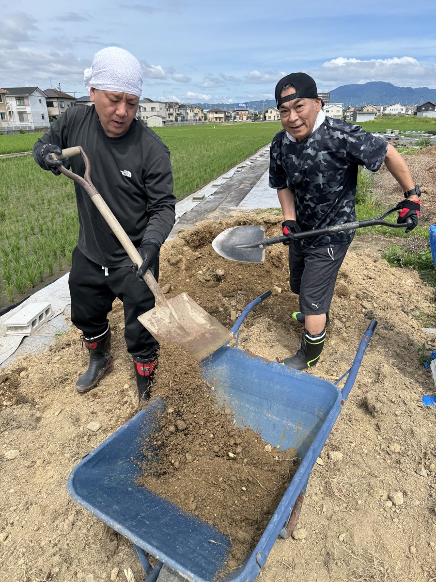 畑の通路を歩くメンバーたち